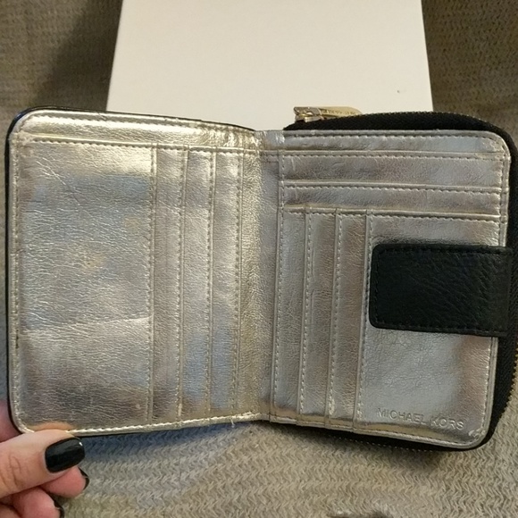 Michael Kors Signature Wallet - Picture 3 of 5